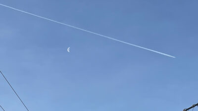 晴天の元、飛行機雲と月に見守られてご挨拶